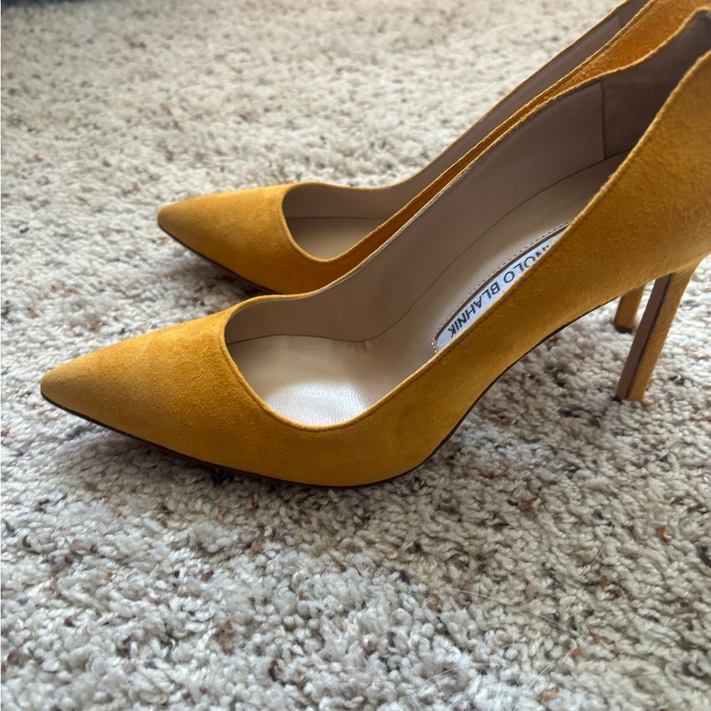 Manolo Blahnik yellow suede BB heels - Picture 2 of 3